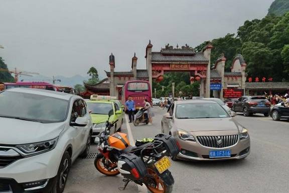 一个广东人骑摩托车去到桂林阳朔，行程出错，在西街熬过一夜！