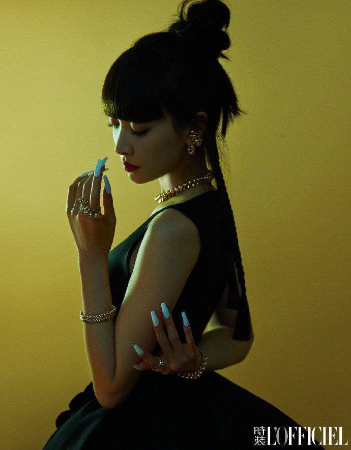 宋茜最新时尚大片有了新突破齐刘海长发辫搭配裙装优雅又高级