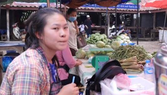 中国游客在老挝拍到这一幕，难怪来了都不想走，男人难逃这一劫！