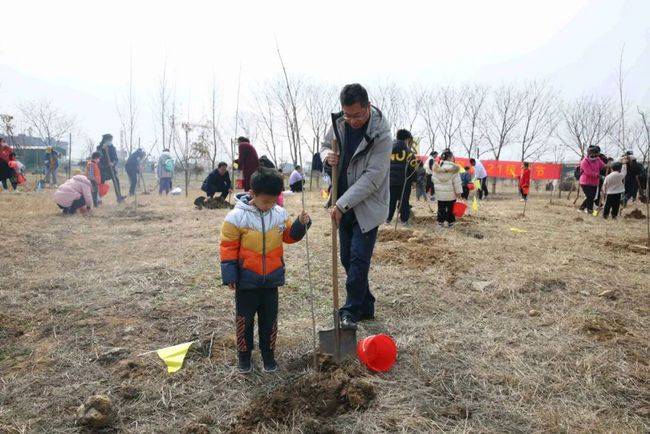 約會春天擁抱綠色睿樂培優植樹節主題活動