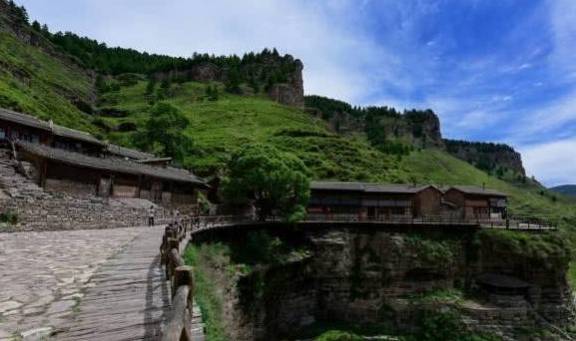 一个悬挂在2300米峭壁上的村落，全村就只有一个姓，在中国陕西