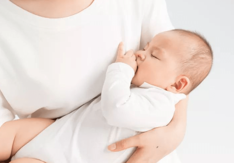 怎么教宝宝自己喝奶 d4f0e5887e9c46b7b4321c0faa08815e.png