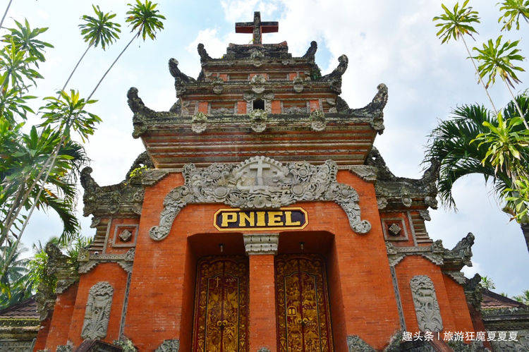 巴厘岛最神奇的基督教堂，以印度教为大门，还将伊斯兰风融入其中