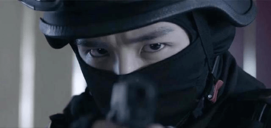 故事的开始是在两年前,女医生米佧和特警邢克垒在一次劫匪劫持人质