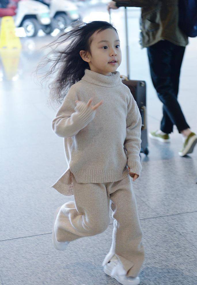 甜馨终于长大了,穿黑西装成熟似小大人,扮得比身旁李小璐还稳重