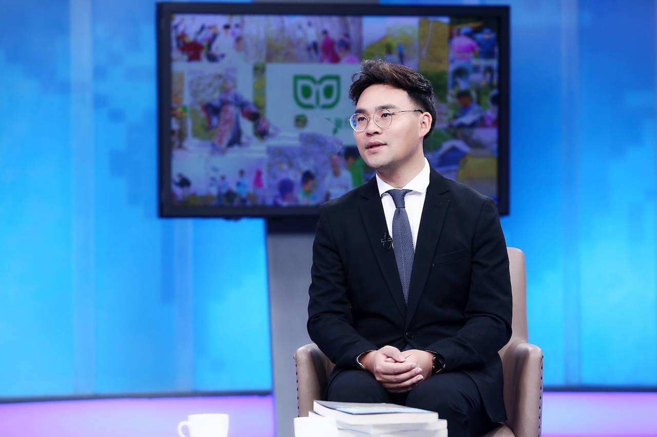 主持人张涛主持照