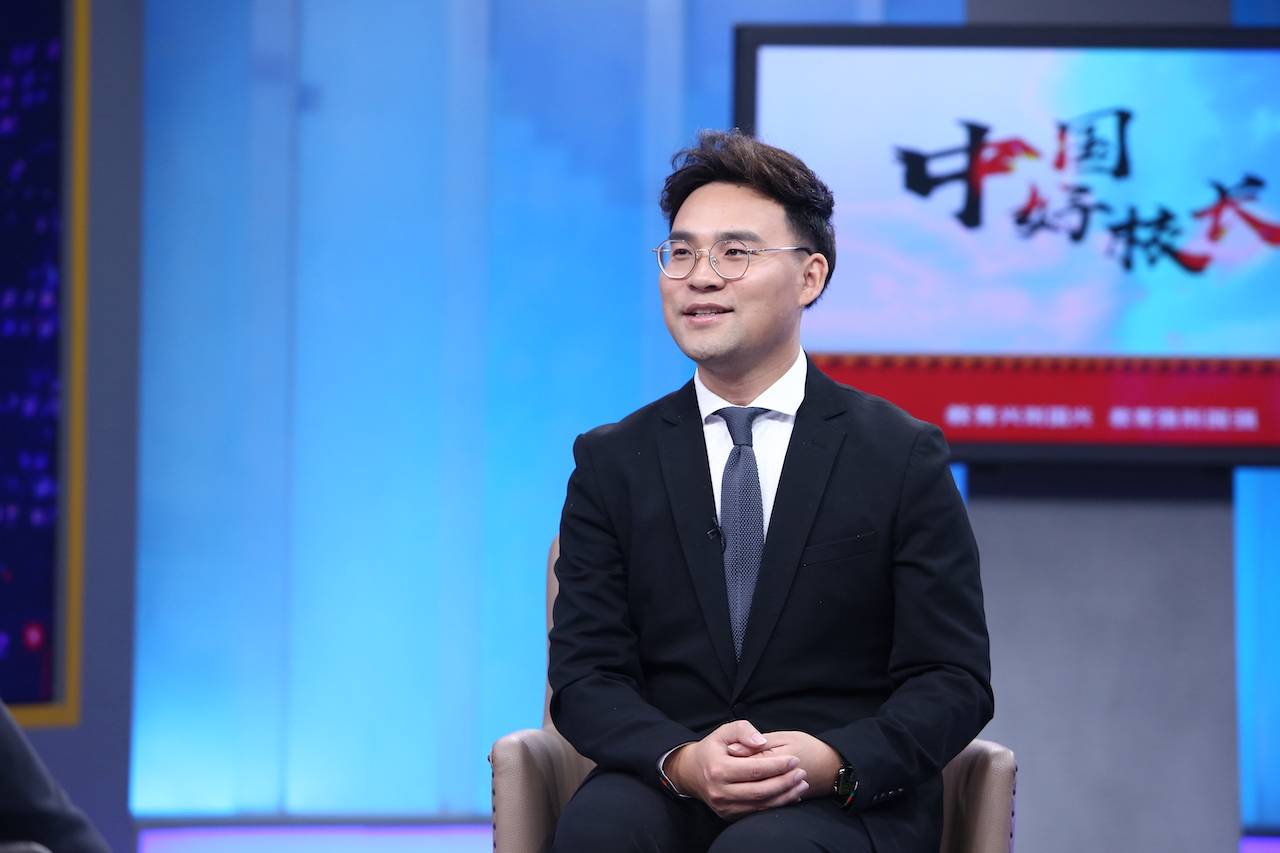 主持人张涛主持照