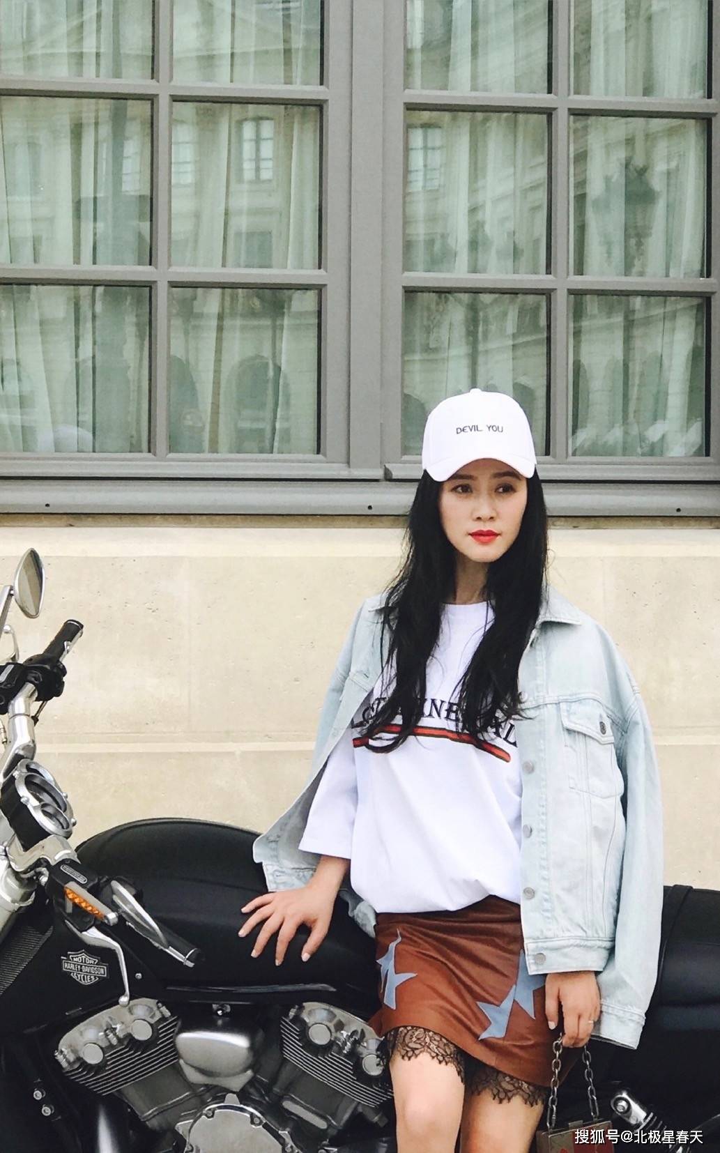 田海蓉巴黎看秀好高调绿大衣配印花刺绣连衣裙高贵典雅又霸气