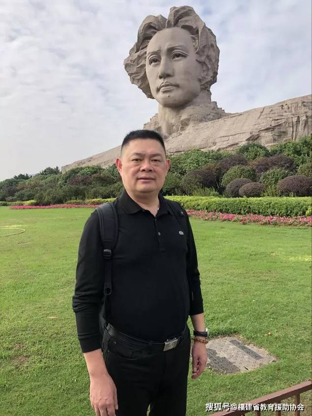 郑金明拥有张桂梅精神的公益人