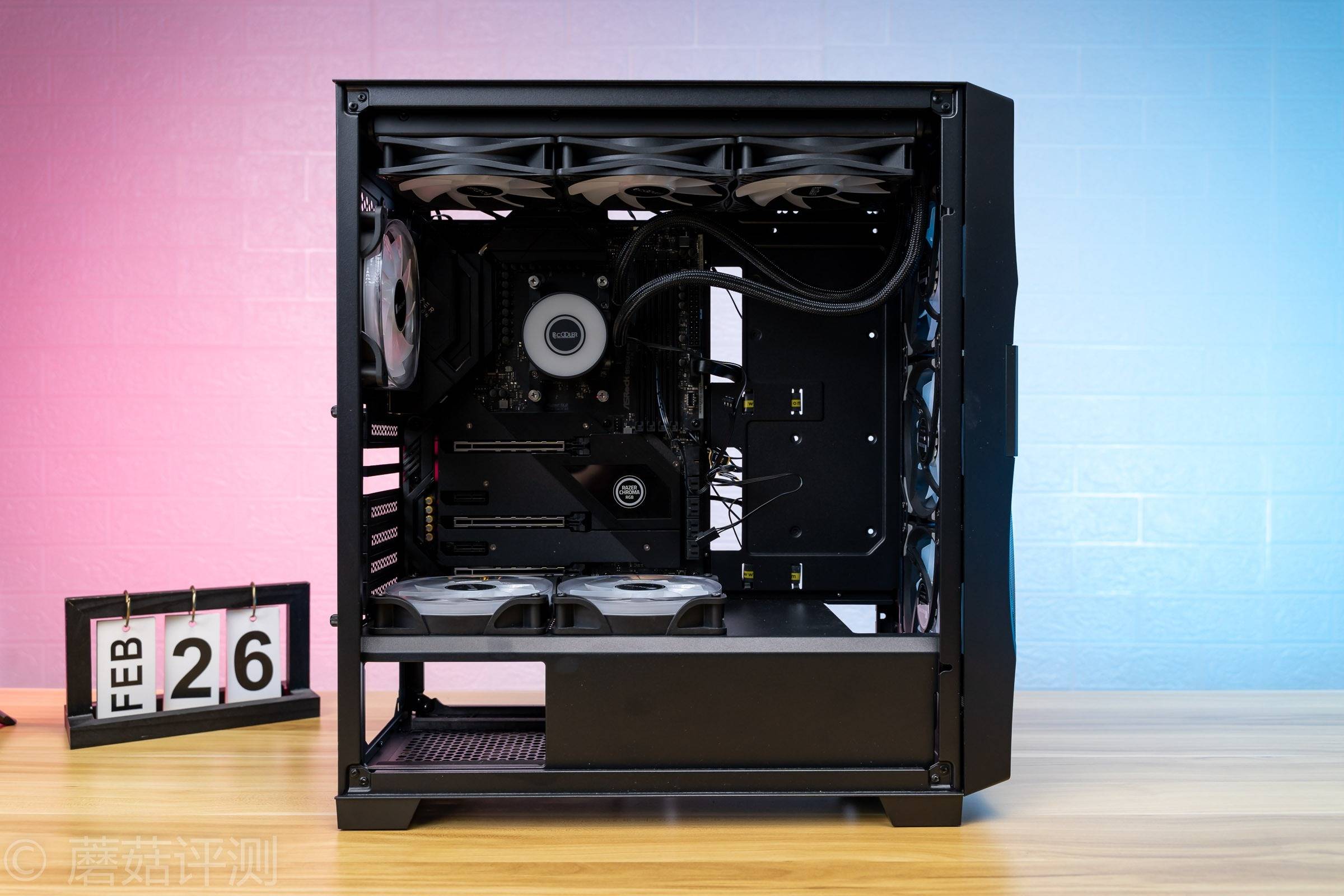 ▼机箱是安钛克的风行者df700,机箱上部支持安装360水冷,蘑菇就把水冷