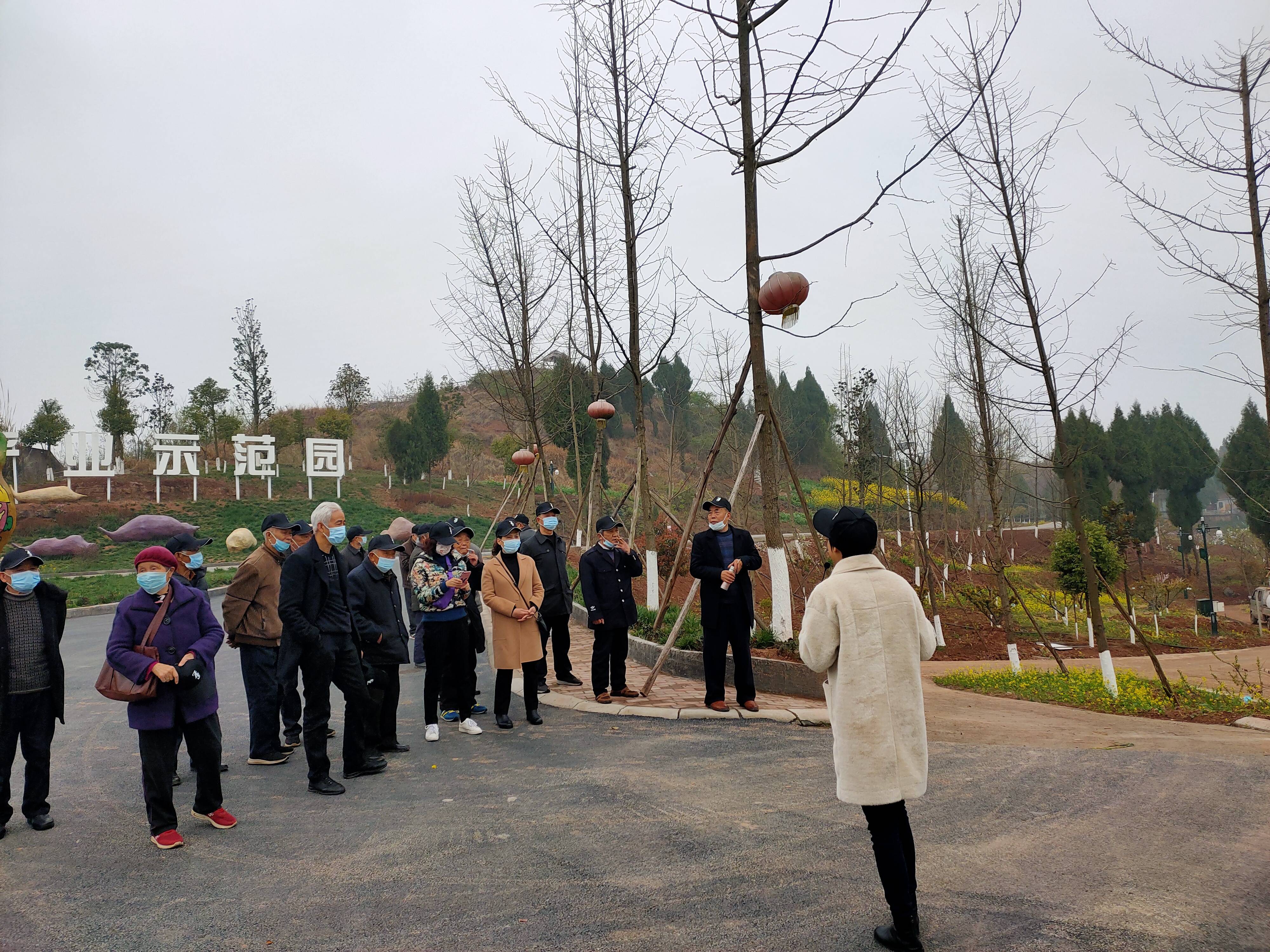 仁寿县珠嘉镇组织退休老干部参观乡村建设与发展