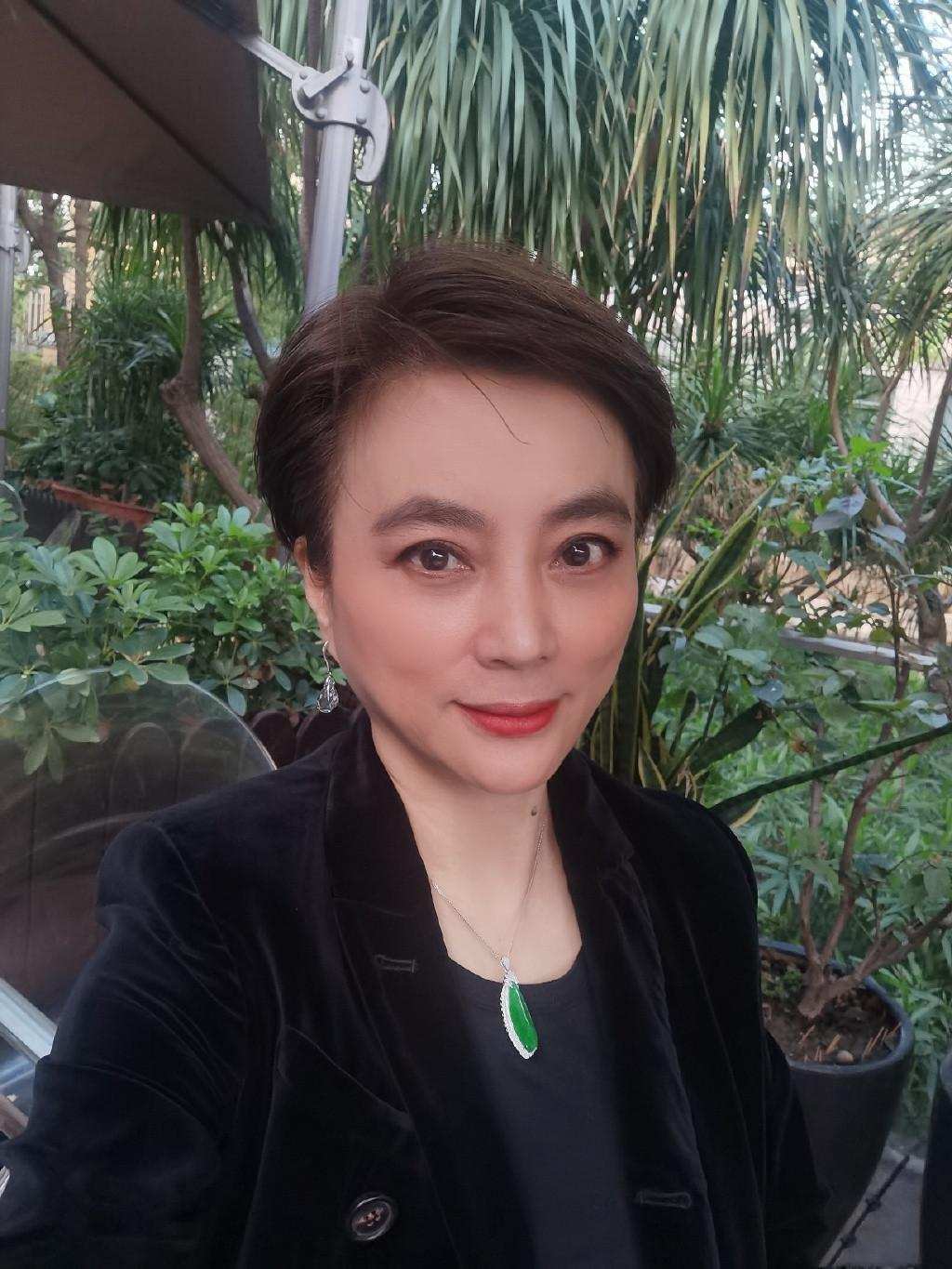 原创58岁李玲玉罕见露面23岁混血儿子身高近2米母子俩共用一张脸