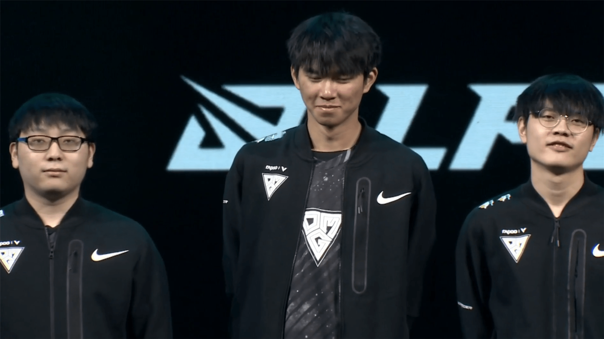 lpl的收入有多离谱?957直播透露,卡萨一只手表能发战队一年工资_选手