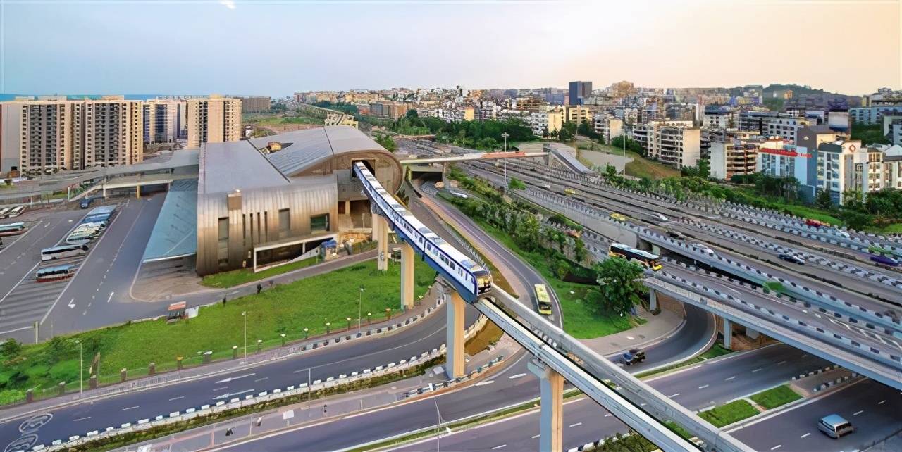 双凤桥枢纽站 摄/徐琴在渝北龙头寺片区,龙头寺小学和龙塔中学也正在