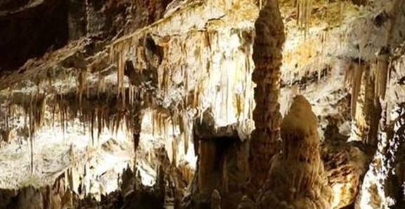 世界上最大的喀斯特溶洞，一百多年前被发现，如今是一个热门景点