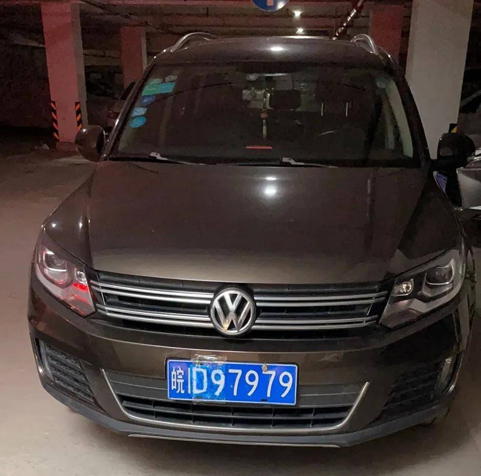 该车前后车牌的前2位字母,数字位置处有贴纸,"ka"被变造为"d9"