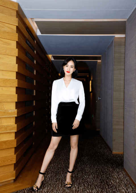 原创王智穿白衬衫走机场,简约不简单,不愧是"浪姐"