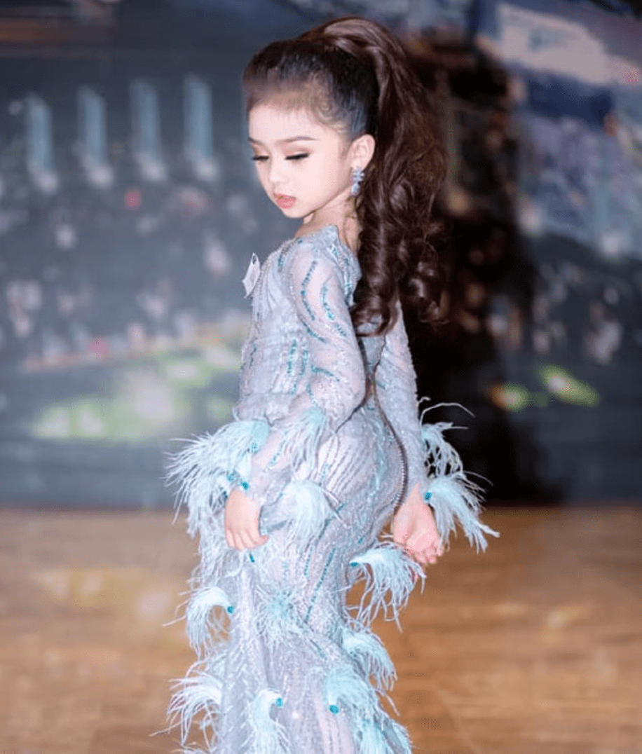 7岁泰国选美皇后因打扮饱受争议,卸去妆容后反而广受好评_freya