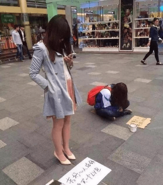 原创
每日一笑:妹子咱还能尊重下乞丐这个职业吗,有你这样乞讨的吗