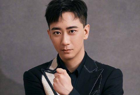 现在的他可以是《安家》里勤奋的王子健,也可以是《三十而已》里圆滑
