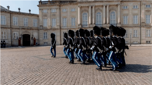 皇宫门前别致的“一景”距今已有363年的历史，丹麦皇家卫队