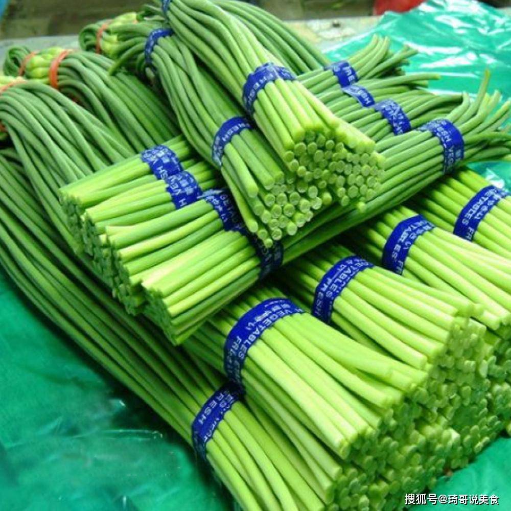 买蒜苔,挑 红头的 还是 绿头的 差别挺大,弄懂再买也不迟