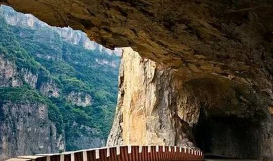 中国“最诡秘”公路，悬挂绝壁山崖边，游客：梦幻天空之城？