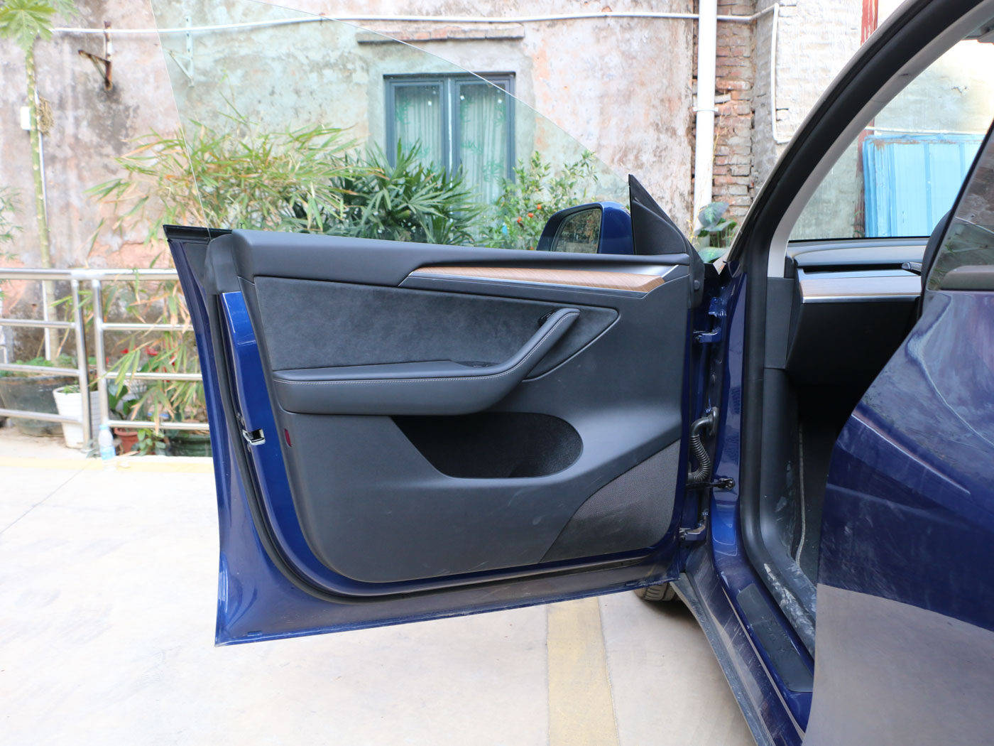 model y最拉风的应该是其无边框车门了吧!