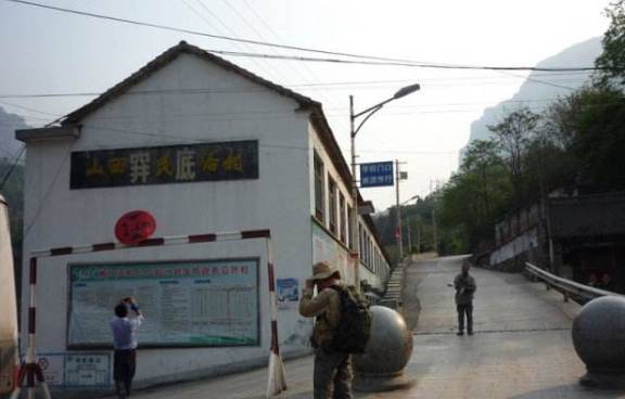 中国唯一在“井”底的村庄，仅1米宽山路出去，村民不知外面世界