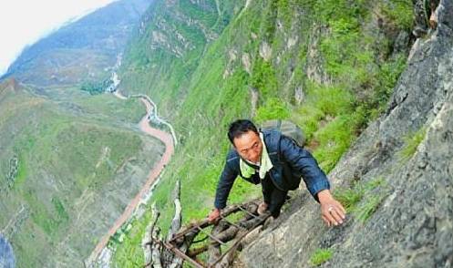 中国“悬崖村”：拨款6个亿，如今怎么样了？女游客一语道破