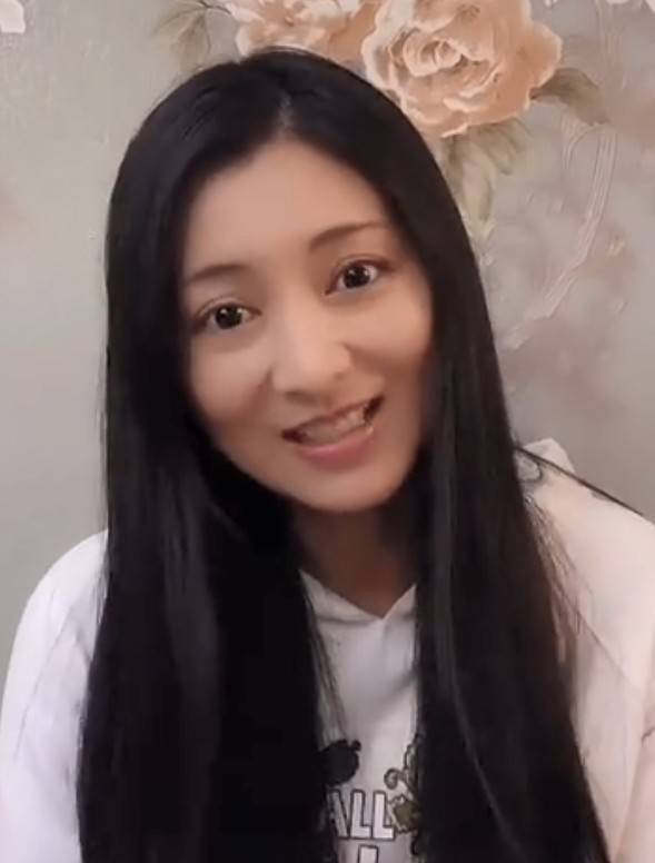 37岁沈眉庄晒近况素颜出镜颈纹深显老态儿子乖巧可爱