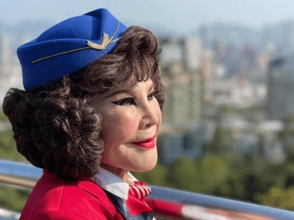 原创晚年的黄夏蕙又过上了阔太的生活87岁的她脸浮肿松弛化妆虽然很浓