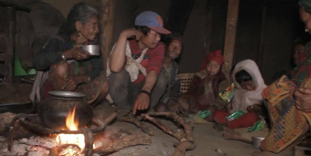 带点泡面看望尼泊尔山区穷人，主人用家中一斤多的鸡来招待我