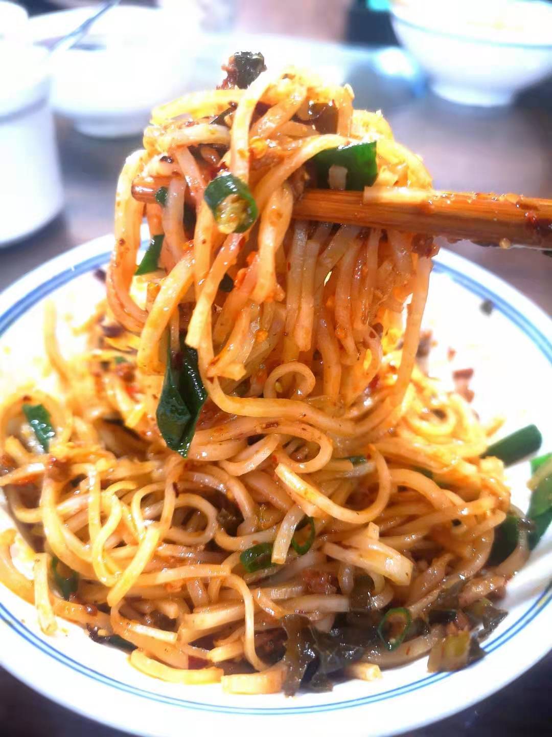 雕塑之乡再出佳作蒸饵丝小爨妹曲靖揭幕