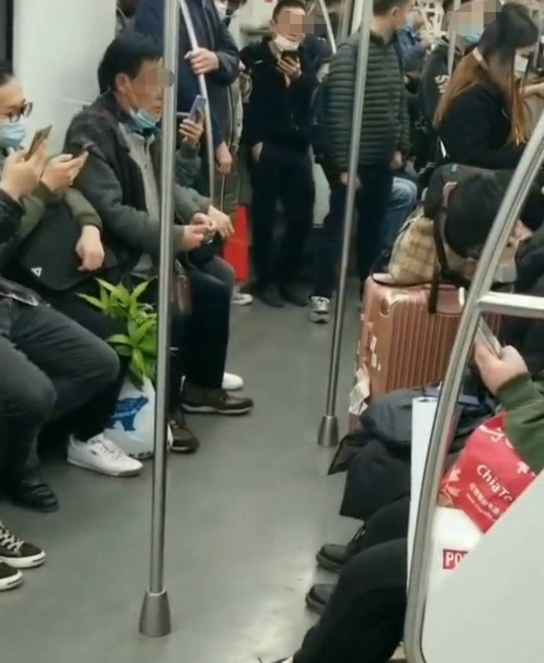 上海地铁一小伙拒绝给7旬老人让座,被老人斥责:你没礼貌,没教养