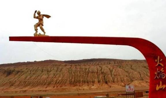 中国最“没面子”的雕像，漆都快被游客摸光了，网友：素质何在？