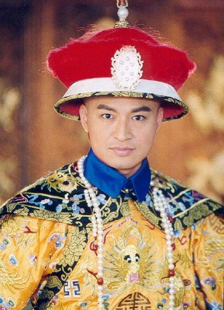 原创59岁马景涛商演走穴捞金头发凌乱显落魄场地简陋仍卖力唱歌