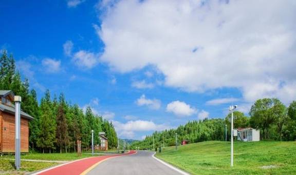 中国已建成的第一个可以露营的高速公路服务区，就位于重庆石柱！