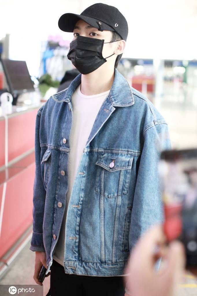 侯明昊穿牛仔衣走机场衣品超好