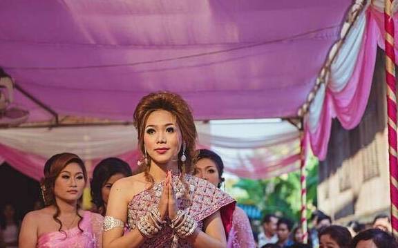 中国小伙去柬埔寨旅游，不料被农村美女围观，究竟是为什么？
