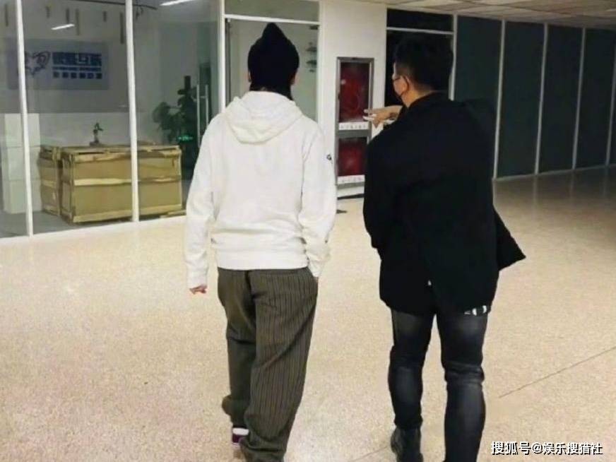 羽泉组合久违合体!陈羽凡探班胡海泉,本人似乎为受风波影响_关系