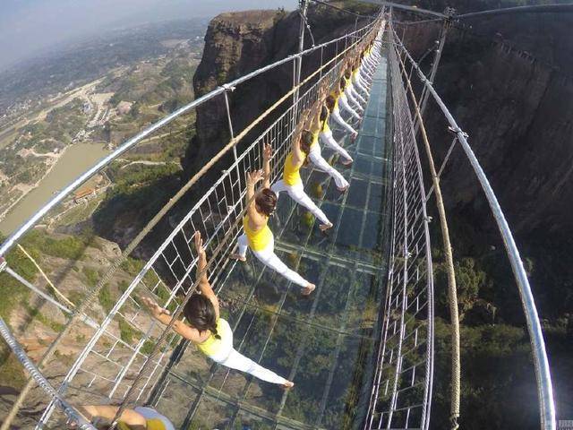 游客登玻璃桥太急，一下子涌上600人，218米高空中上演惊险一幕