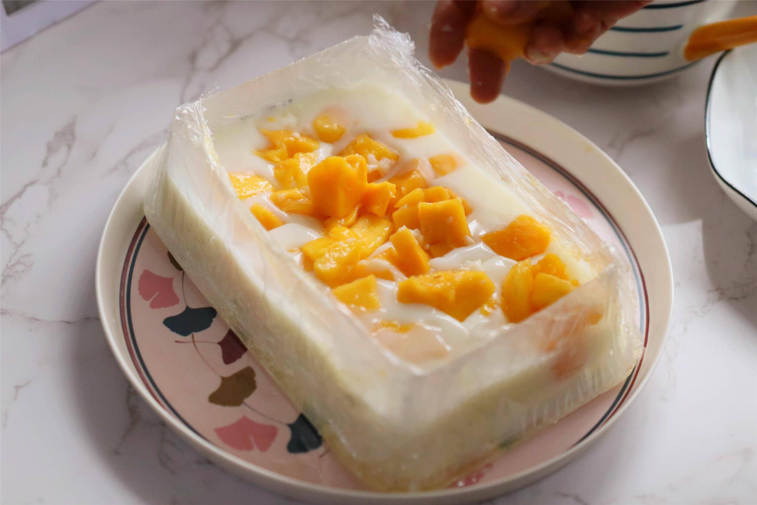 2个芒果3盒奶,自制生日蛋糕,不用奶油和鸡蛋,丝滑香甜如果冻