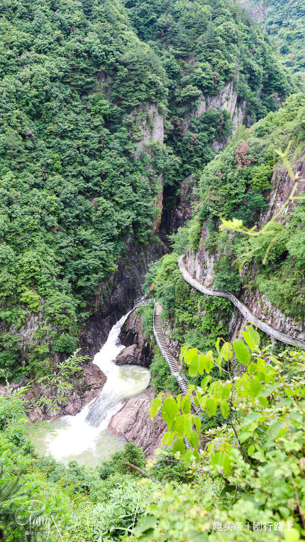 浙江中部大峡谷舞龙峡，飞瀑如龙，有人说堪比黄果树瀑布