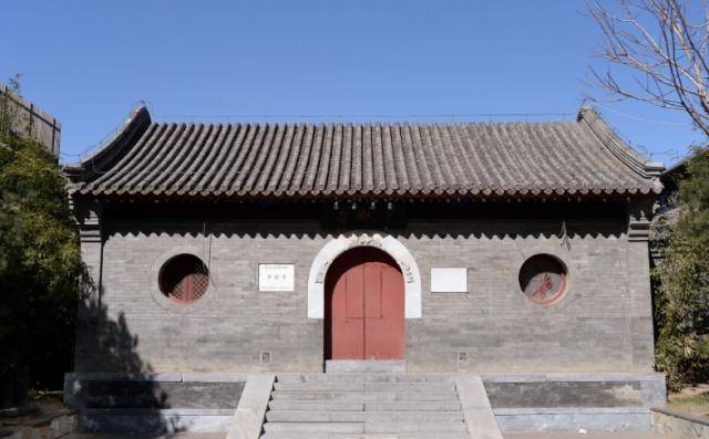 北京二环内的一座寺庙，很奇怪入口在饭店里，至今已有500年历史