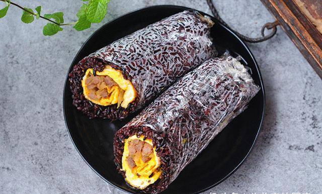 【紫米粢饭团】主料：紫米75克 圆糯米100克辅料 榨菜适量 卤牛肉适量 鸡蛋