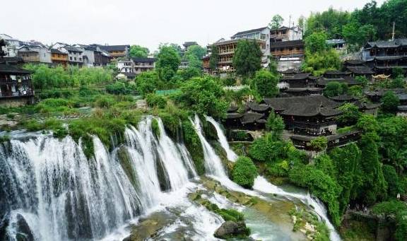 中国最独特的村庄，被称为“小南京”，是挂在瀑布上的千年古镇