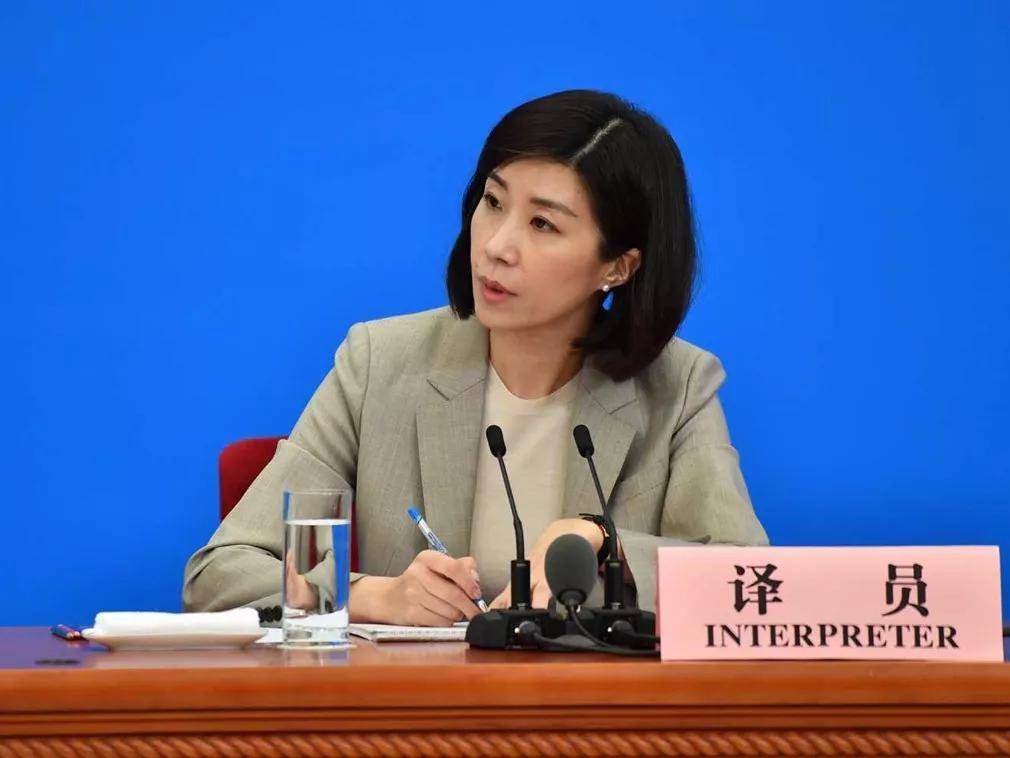 出席国际场合时专业高效我们的翻译小姐姐都太飒了