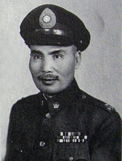 他本是国军上将,却多次帮红军解围,建国后担任北京市政协委员