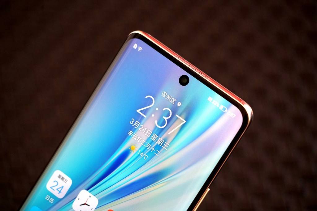 原创3000内唯一超曲屏手机荣耀v40轻奢版网友屏幕美翻了